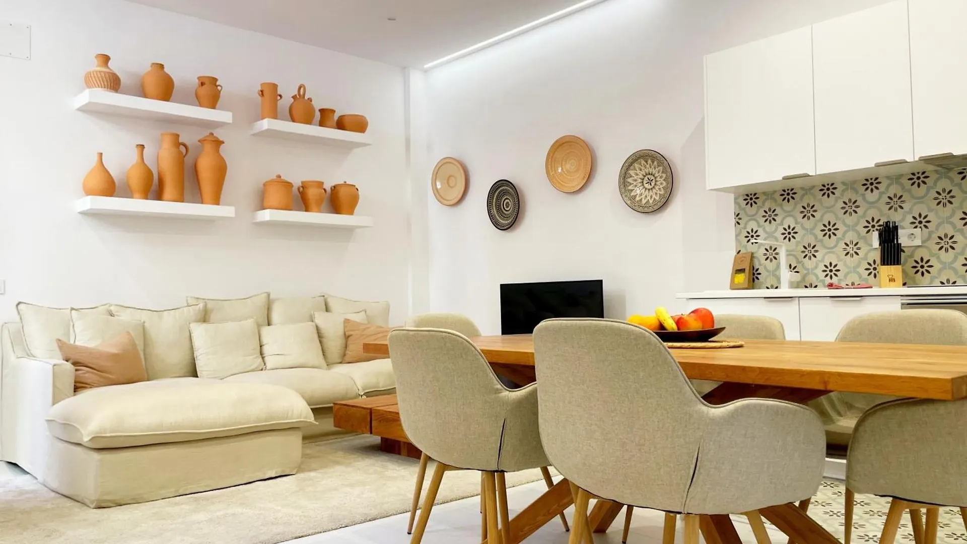 Piso Familiar Con Tres Habitaciones En La Goleta contacts